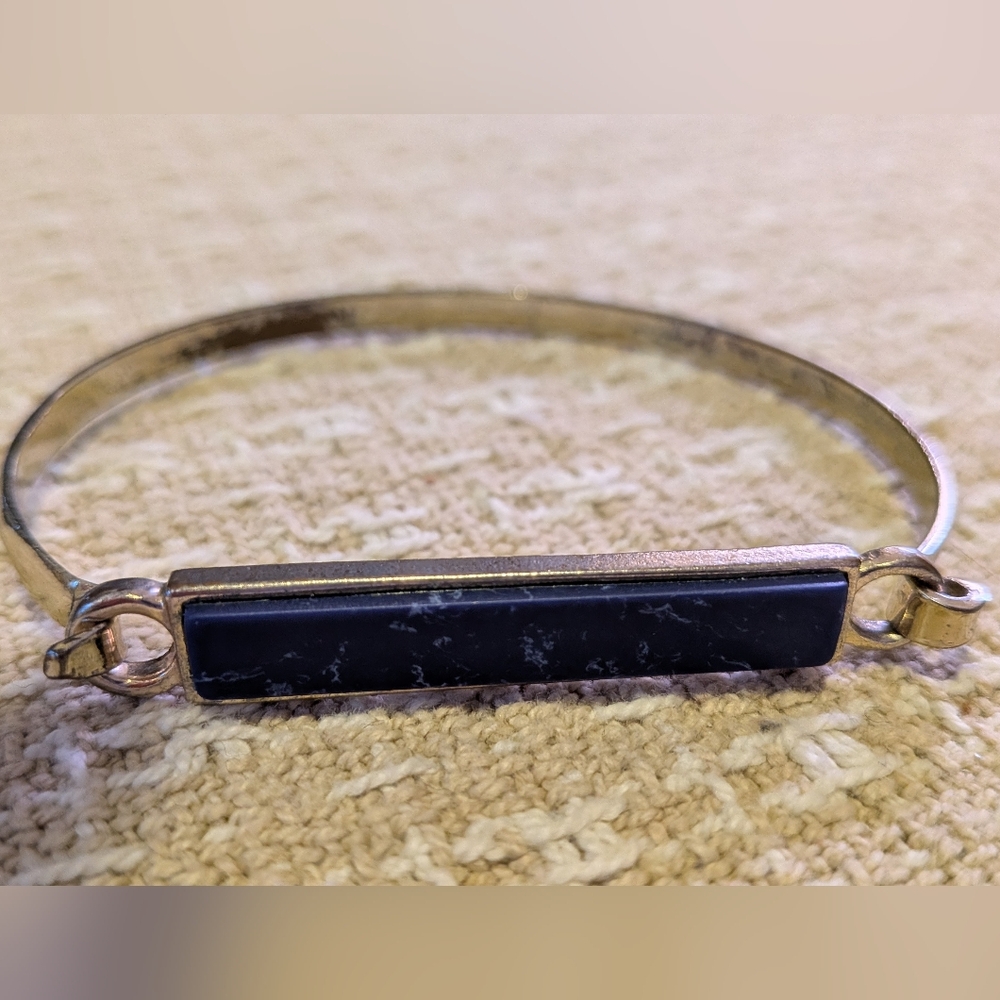 🌿 Faux Gold and Faux Blue Sodalite Bangle Bracelet
